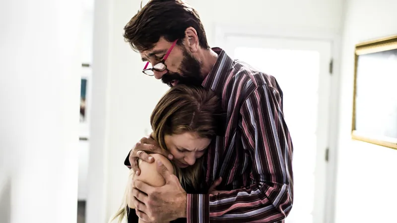 继父夜探厨房强上嫩少女