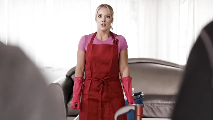 女佣被拉下沙发群操